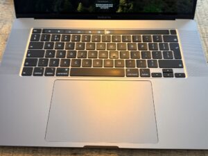 MacBook Pro 15' Touch Bar / Intel Quad Core i7 2,6 GHz / 16GB Geheugen / 250GB Flash Drive